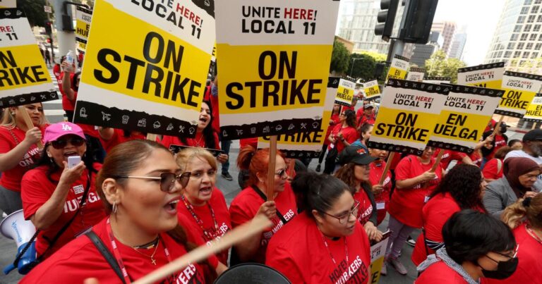 L.A. council backs $30 minimum wage for hotel and LAX workers